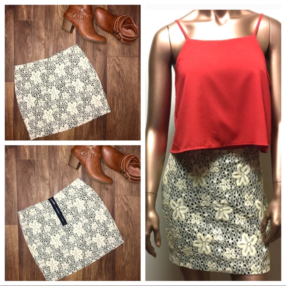 ✨Kensie✨ Lace Overlay Mini